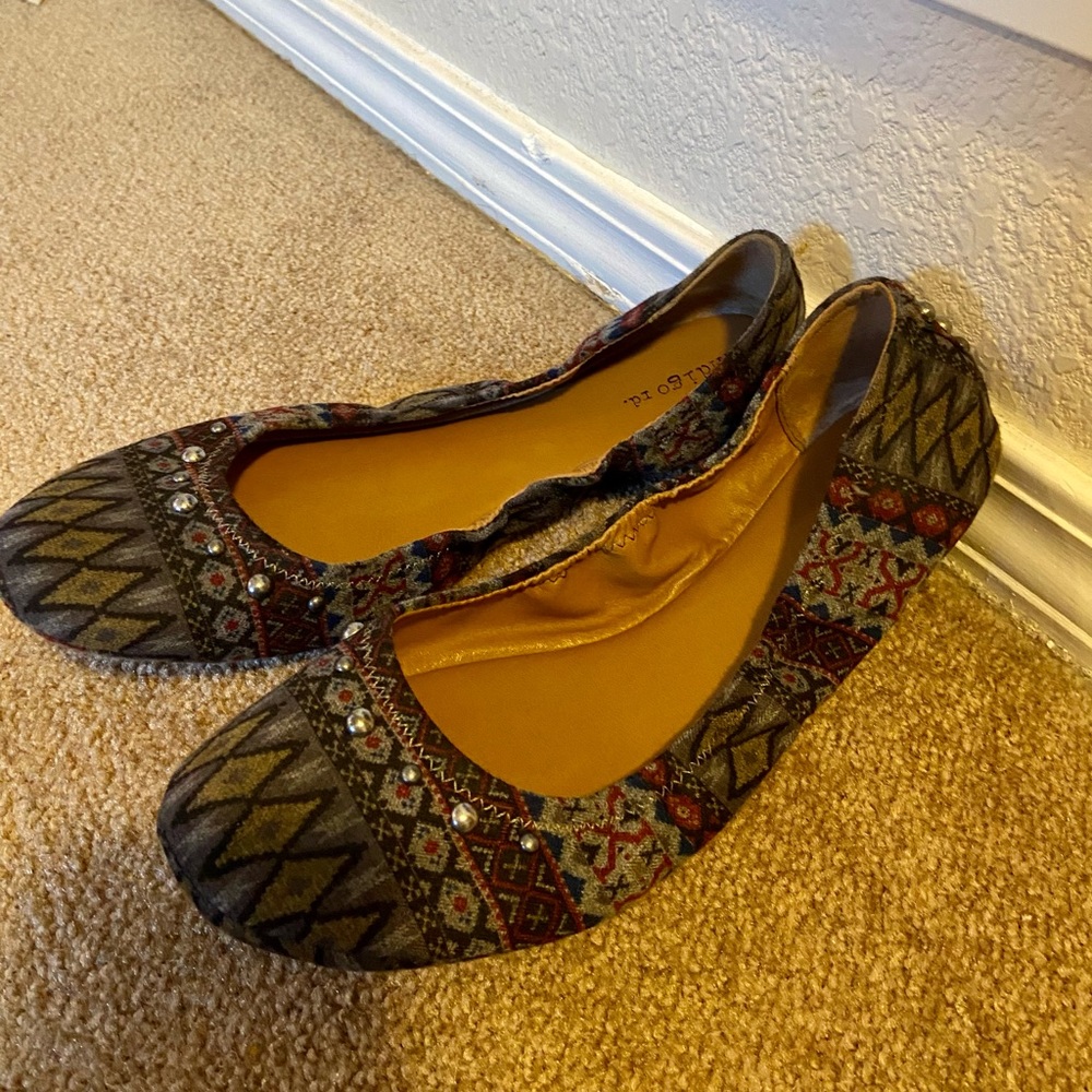 Aztec Pattern Flats - Picture 2 of 4